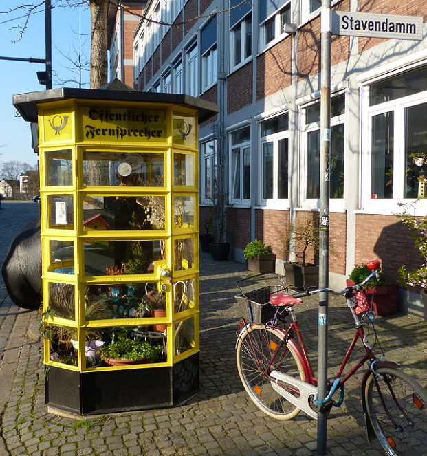 Telephone booth in Schnoor